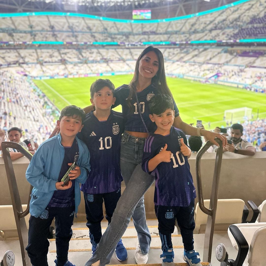 Antonela Roccuzzo y sus hijos en Qatar