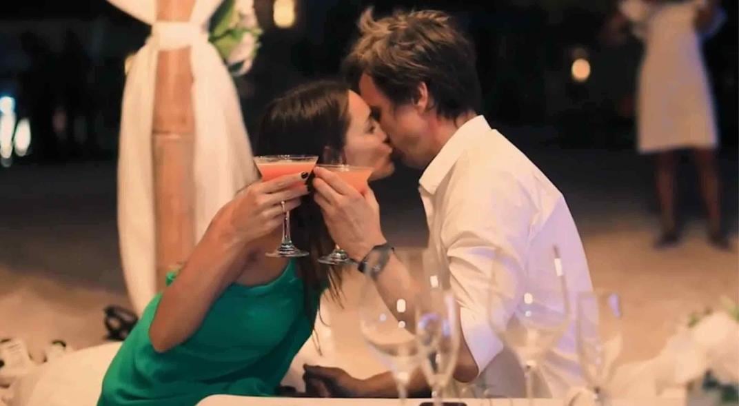 Amor total. Pampita y su novio, en el video de la cinematográfica propuesta de casamiento. (Instagram Pampita). 