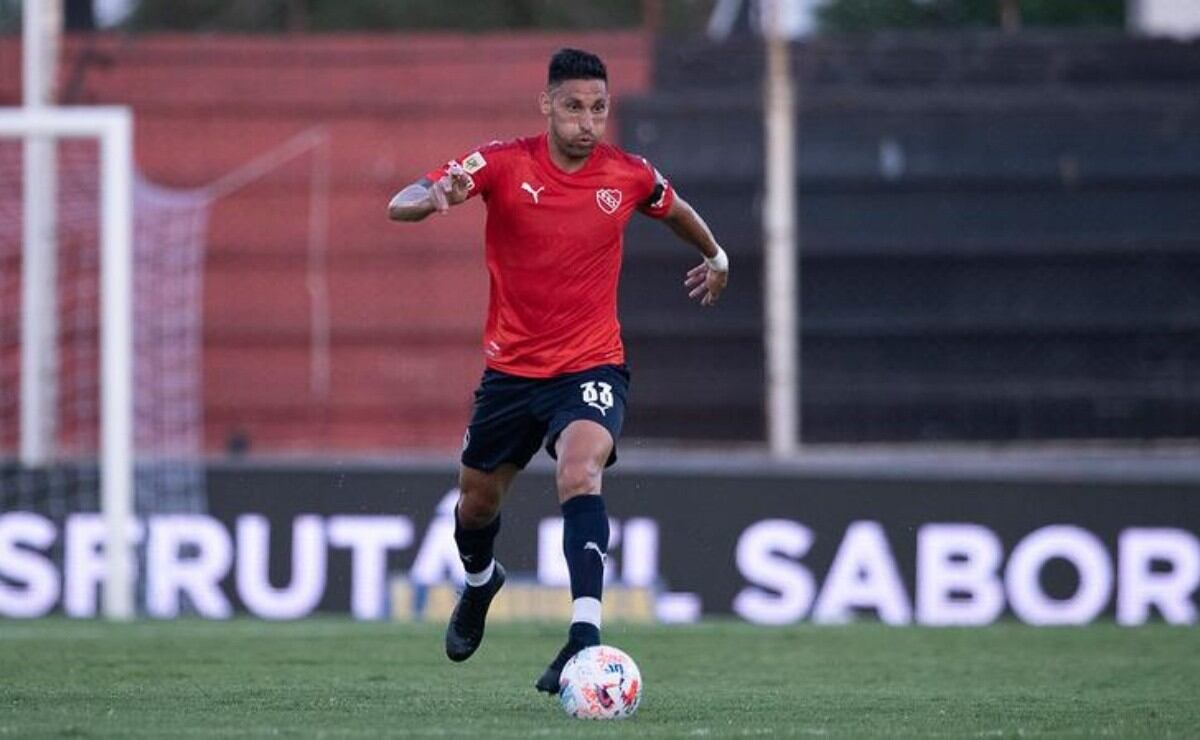 El defensor de Independiente agredió al árbitro en la derrota de su equipo por 4-1 ante Banfield en el Florencio Sola. / Gentileza.