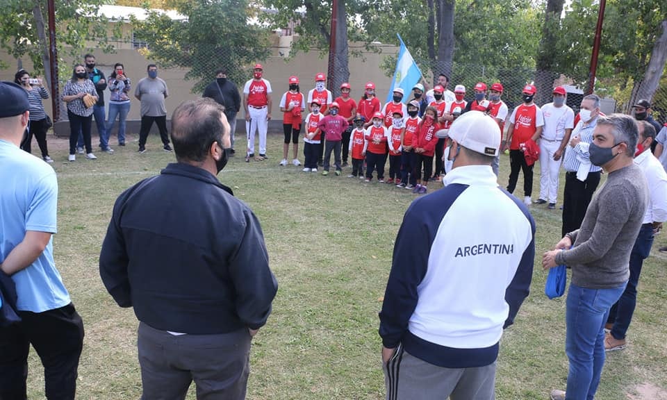 Inauguración del diamante en Luján