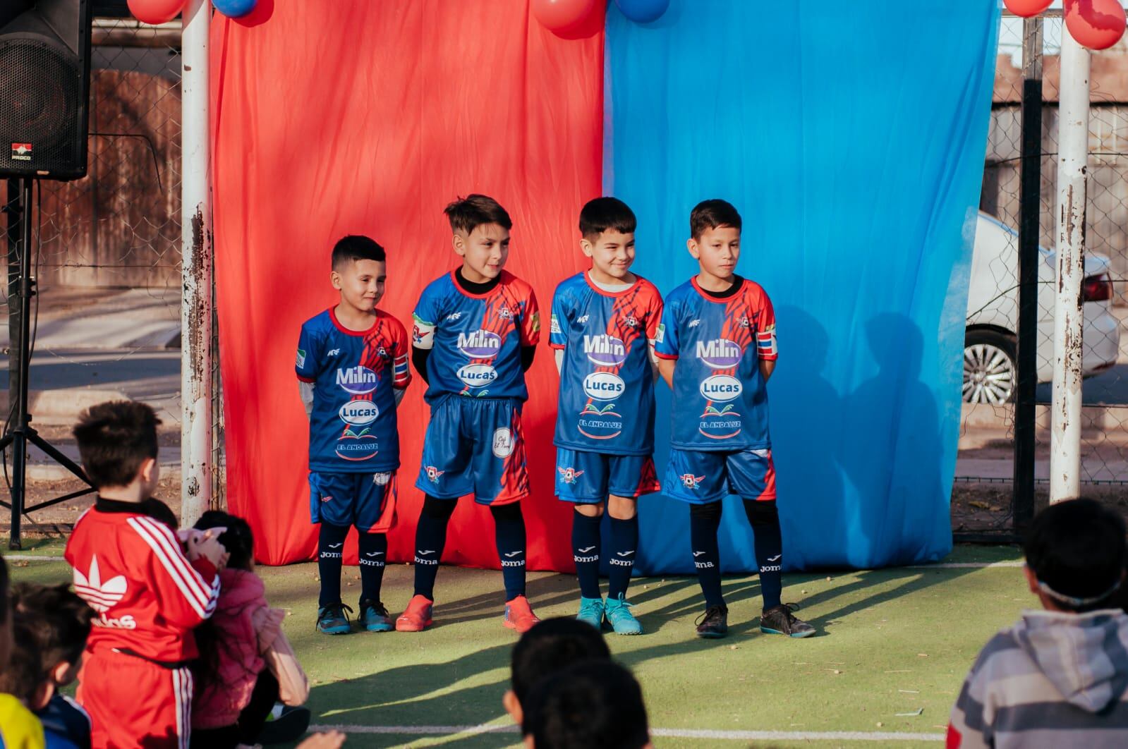 El día en que el empresario asesinado ayudó a una humilde escuelita de fútbol a cumplir su sueño. Foto: Diego Medina.