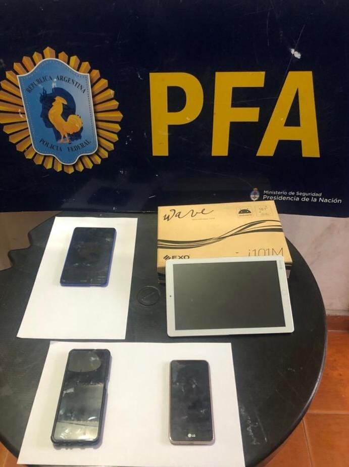 La PFA allanó el domicilio del titular de la cuenta de Telegram y secuestró teléfonos y tablets en los cuales se habría llevado a cabo la búsqueda de peligrosa información. Foto: Ministerio de Seguridad