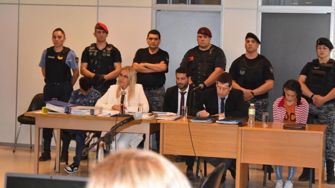 Juicio en La Pampa. La madre de Lucio Dupuy, Magdalena Espósito Valenti (campera a rayas); y su pareja, Abigail Páez (remera azul), acusadas del crimen. Foto: Télam