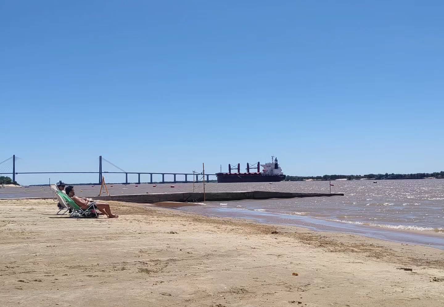 La zona norte de Rosario tiene playas públicas para disfrutar del sol del verano frente al río Paraná.