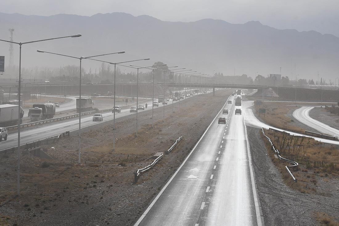 Mendoza 18 Agosto  de 2021 Sociedad
Fuertes ráfagas de viento Zonda por la tarde, en Mendoza
Acceso Este
Foto: José Gutierrez / Los Andes