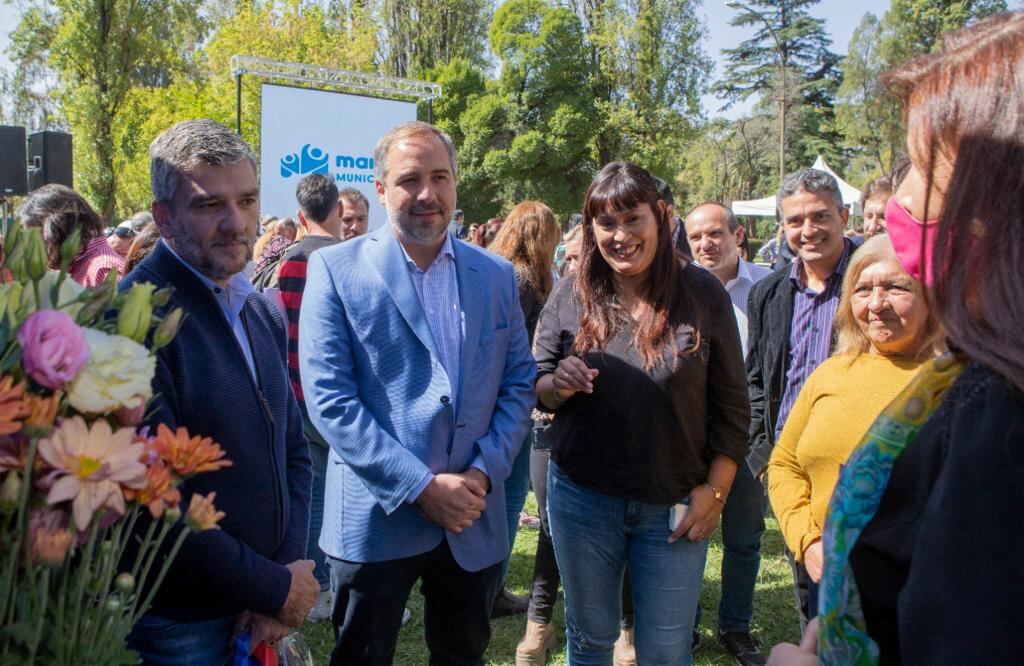 El ministro de Desarrollo Social de la Nación, Juan Zabaleta junto al intendente de Maipú, Matías Stevanato y Fernanda Fernanda Miño, Secretaria de Integración Socio Urbana.