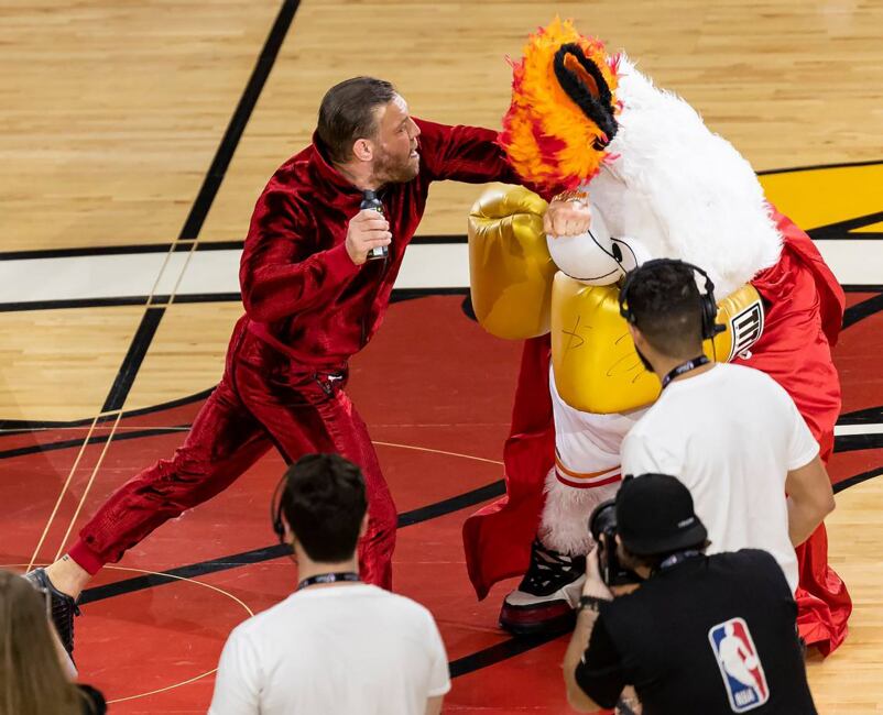 Conor McGregor noqueó de una trompada a la mascota de los Miami Heat. Fuente: Twitter @showmundialshow