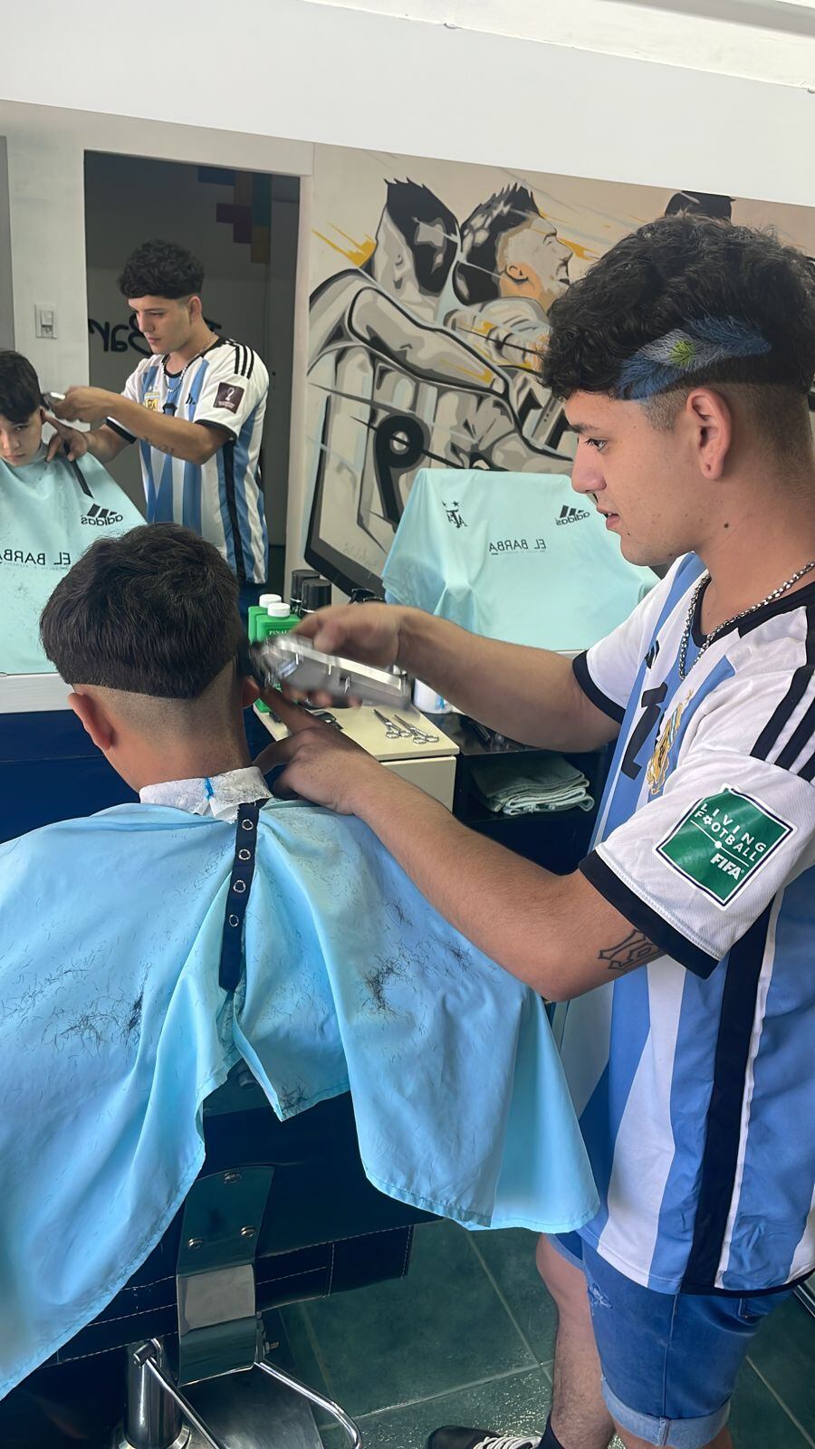 Furor por la barbería que corta y tiñe el pelo gratis imitando el look del “Dibu” Martínez: las primeras fotos. Foto: Gentileza Barbería "El Barba"