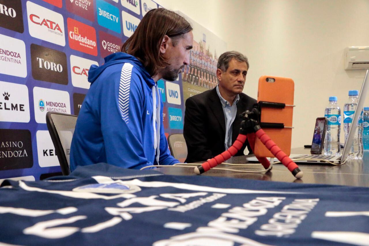 La introducción a la conferencia de prensa la dio el presidente de Godoy Cruz, José Mansur. / Prensa Club Godoy Cruz.