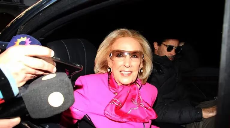 Mirtha Legrand llegó al Sanatorio Mater Dei acompañada de su nieto Nacho Viale. - Gentileza / TN