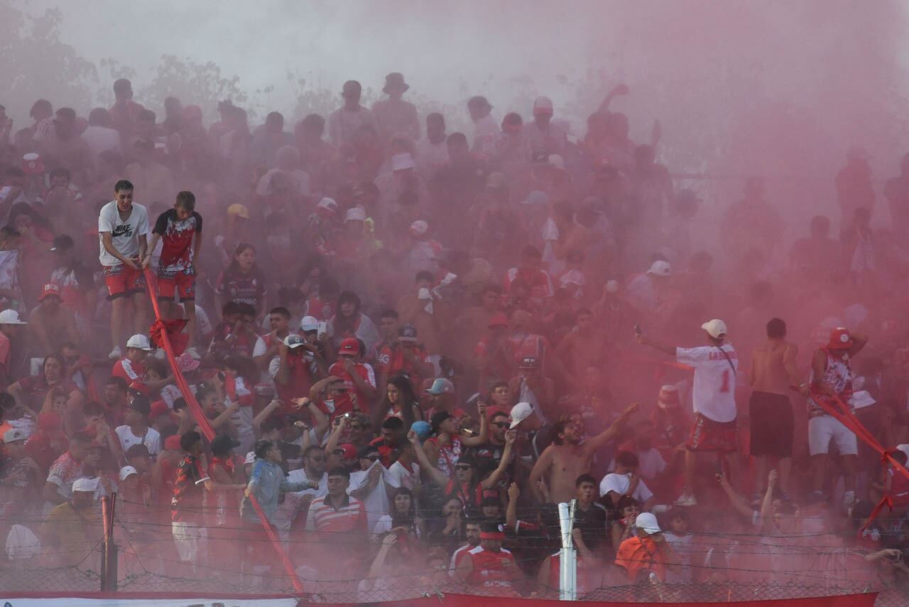 Fútbol Federal A.En el estadio General San Martín se vivió una verdadera fiesta con el triunfo y los goles del paraguayo Alvarenga. 
Foto: José Gutierrez / Los Andes