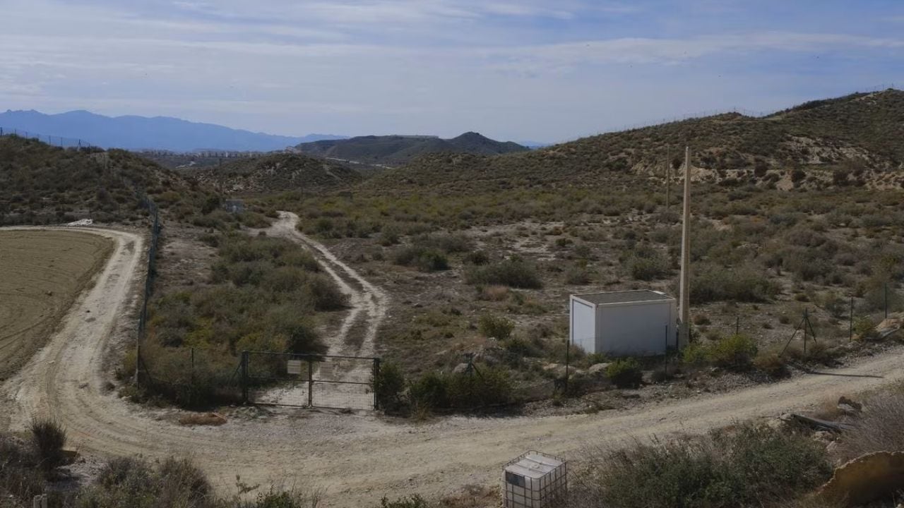 Muchas zonas del Palomares se encuentran cercadas con vallas para evitar el contacto directo con la radiación. Foto: El País