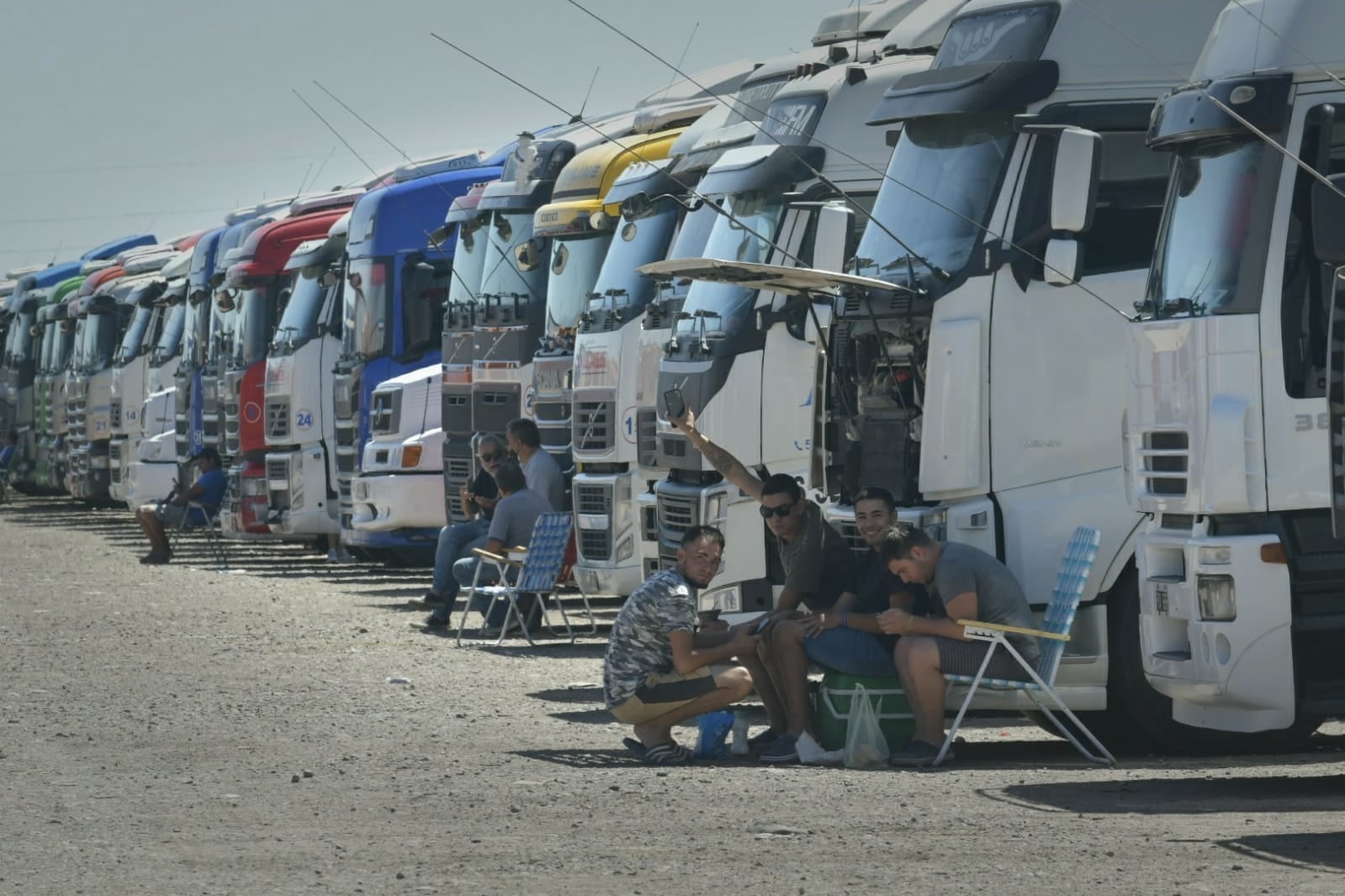 Camioneros varados en la playa de la destilería de Luján. Orlando Pelichotti / Los Andes