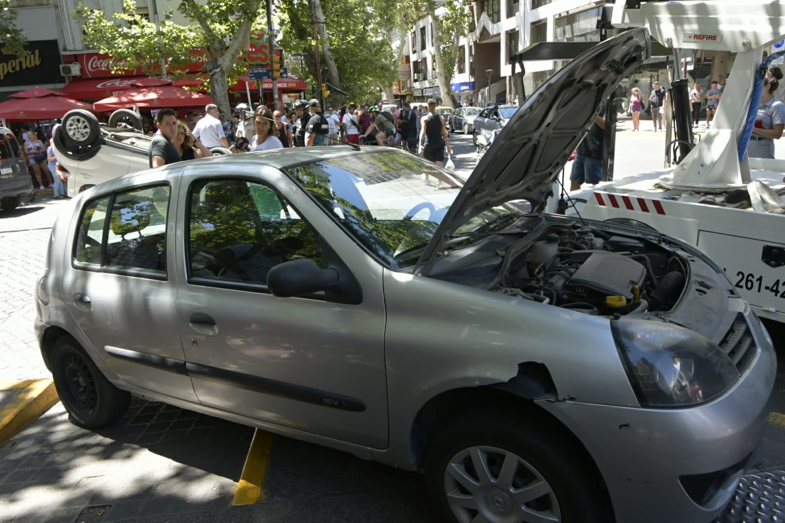 Choque múltiple en pleno corazón de la Ciudad de Mendoza: el Clio en la vereda  (Orlando Pelichotti / Los Andes)