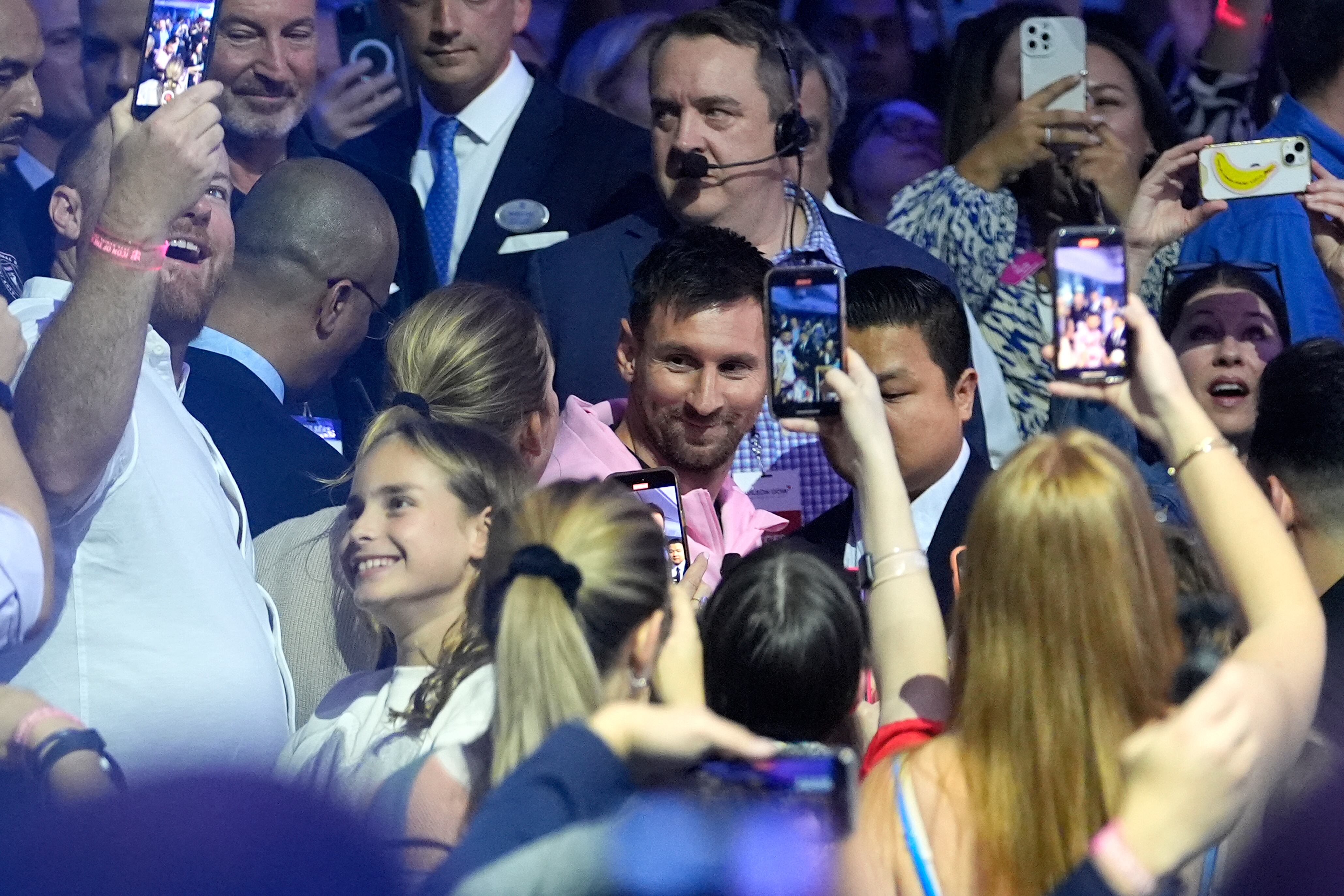 Lionel Messi, jugador del Inter Miami, camina entre la gente a su llegada a un acto en el nuevo crucero de Royal Caribbean International, el Icon of the Seas, el 23 de enero de 2024, en Miami. (AP Foto/Lynne Sladky)