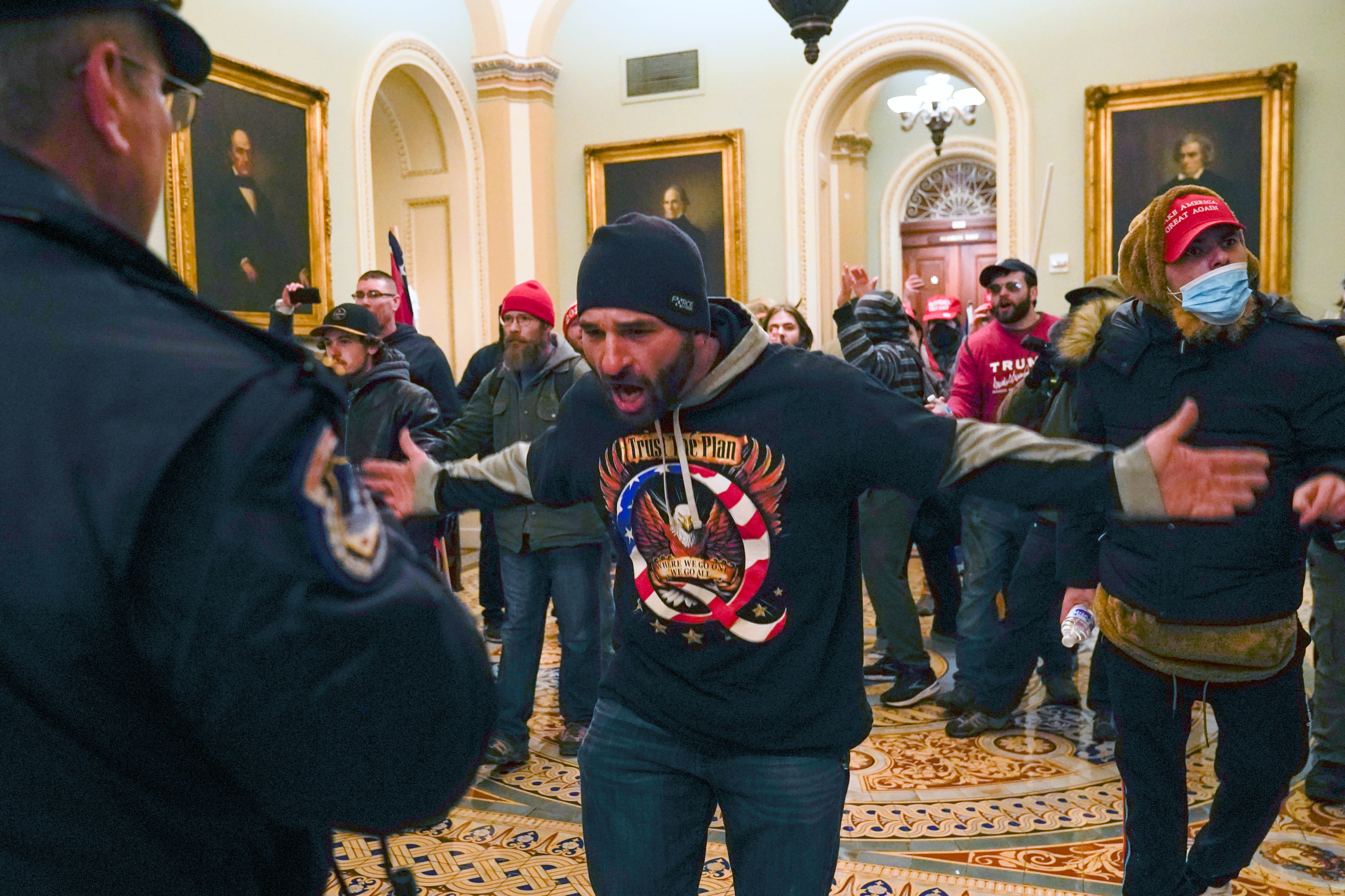 Manifestantes se enfrentan a la policía del Capitolio en el vestíbulo del recinto del Senado.