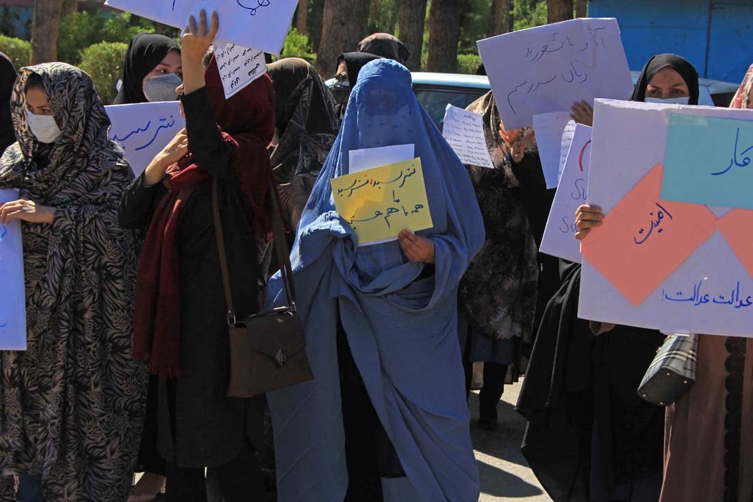 Mujeres protestan en Afganistán para reclamar por su derecho a trabajar bajo el nuevo régimen establecido por el movimiento talibán (Telam).