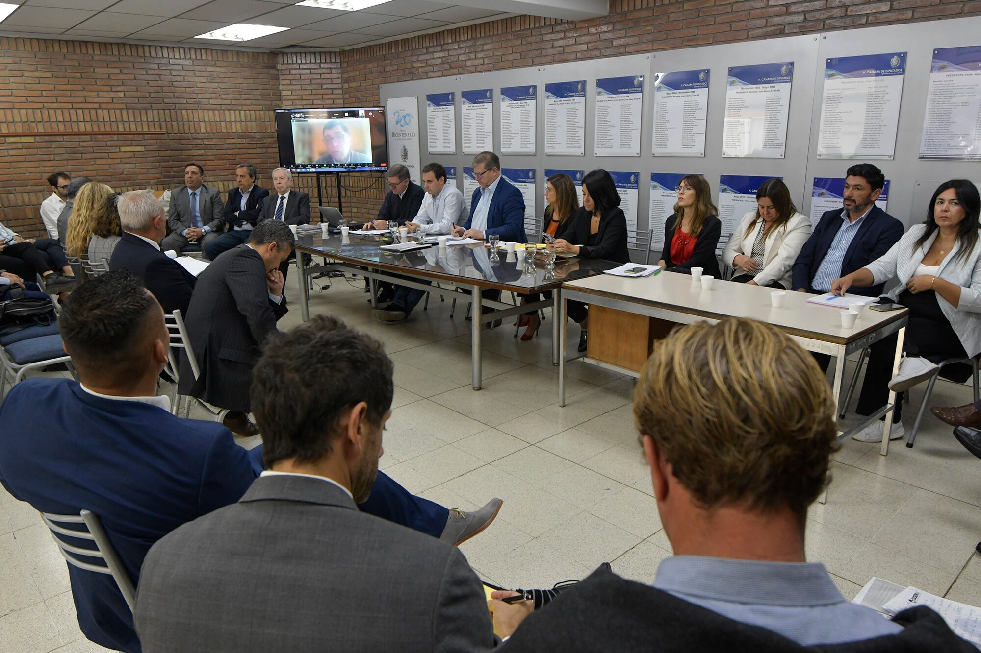 Reunión en el Anexo de la Legislatura Provincial donde se va a discutió el nuevo Código Minero. Foto: Orlando Pelichotti / Los Andes