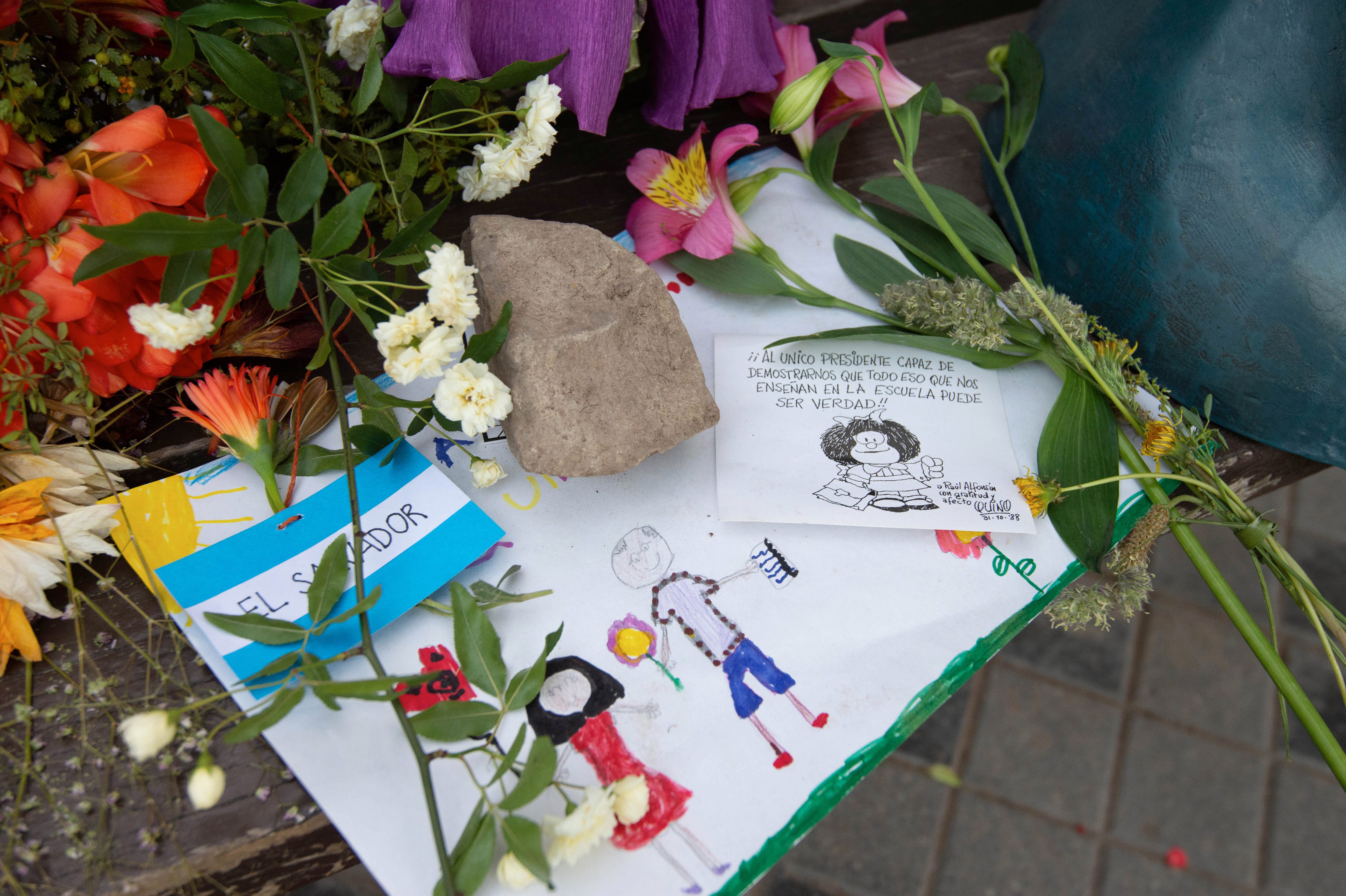 Dibujos y flores para despedir al padre de Mafalda.