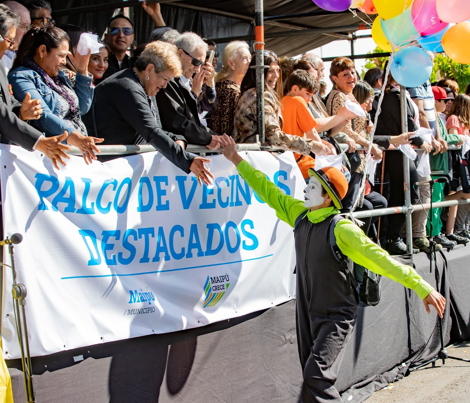 Masiva celebración por las calles de Maipú