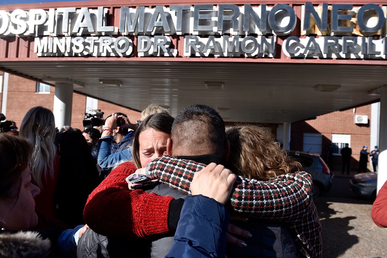 Abrazo al Hospital Materno Neonatal por la muerte de bebés. (Ramiro Pereyra / La Voz)