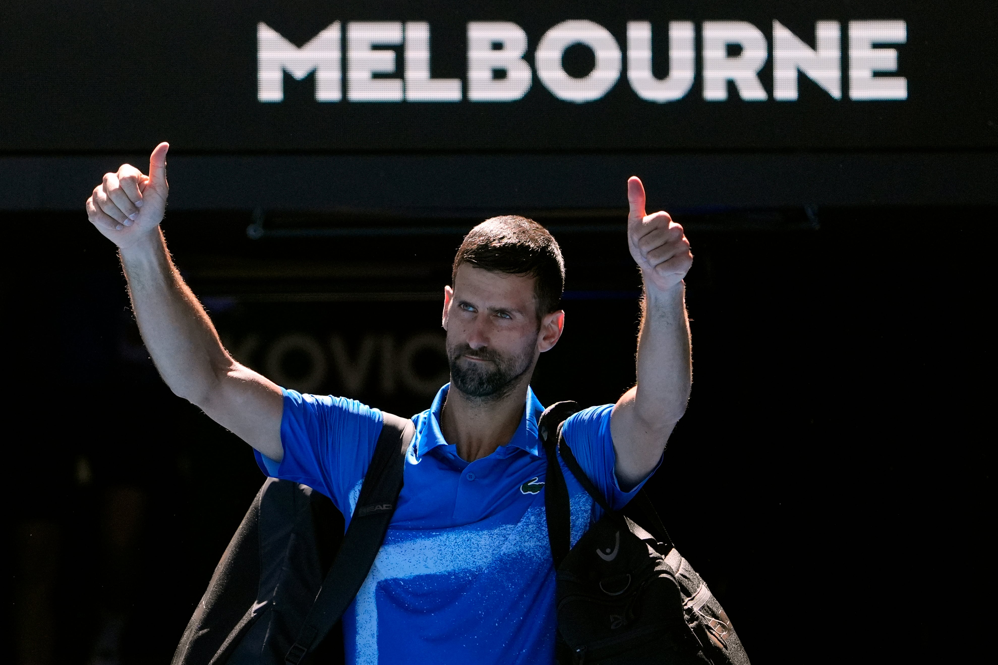 Djokovic levanta los pulgares para despedirse tras abandonar por lesión su duelo semifinal del Abierto de Australia (AP Foto/Asanka Brendon Ratnayake)