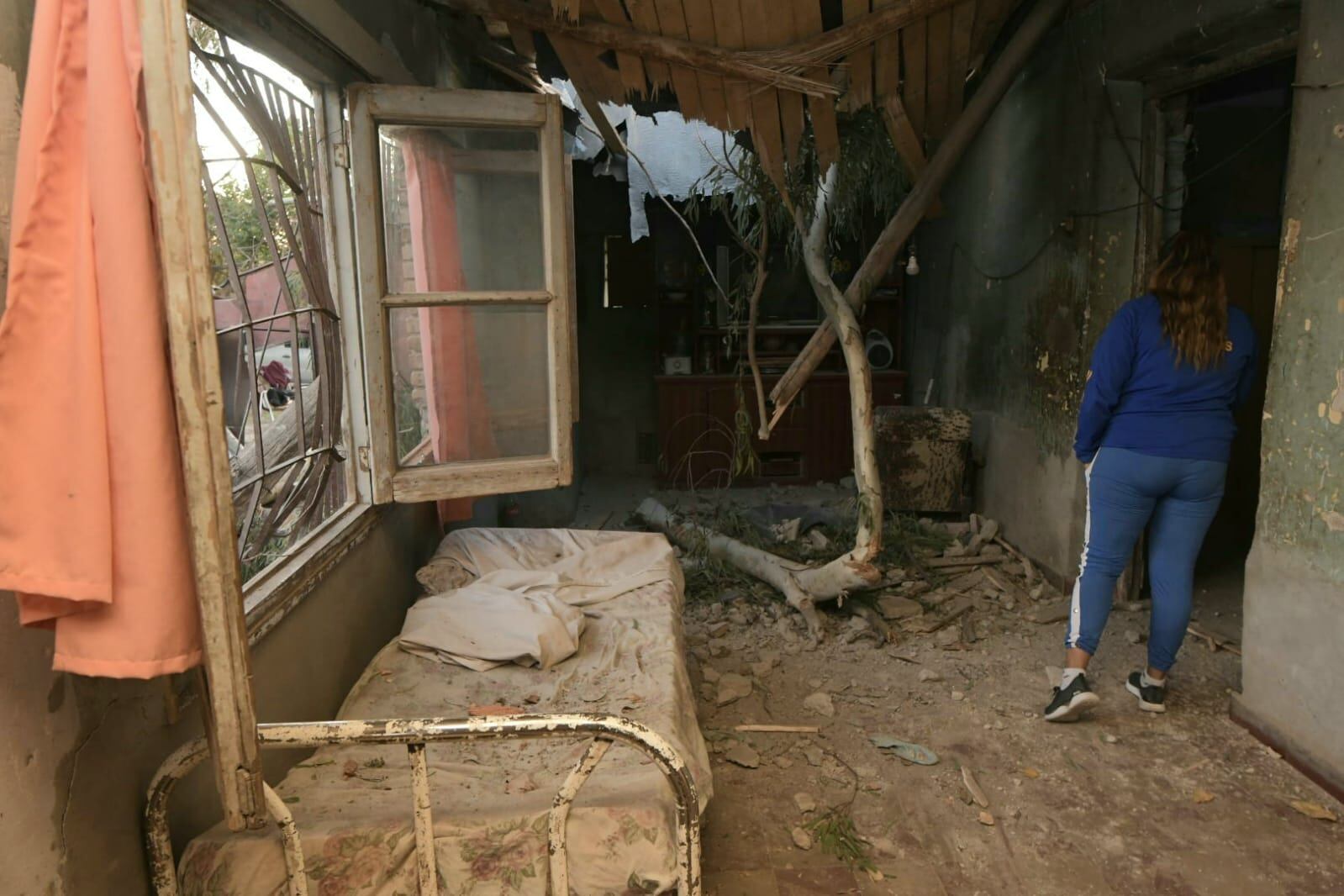 Derrumbe y daños en una casa de Las Heras tras la caída de un árbol por viento Zonda (Orlando Pelichotti / Los Andes)