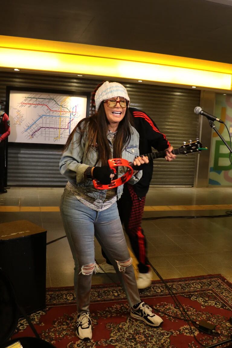 La diva del teléfono y el cantante colombiano improvisaron un show en el subte de Buenos Aires. Foto Ramiro Souto.