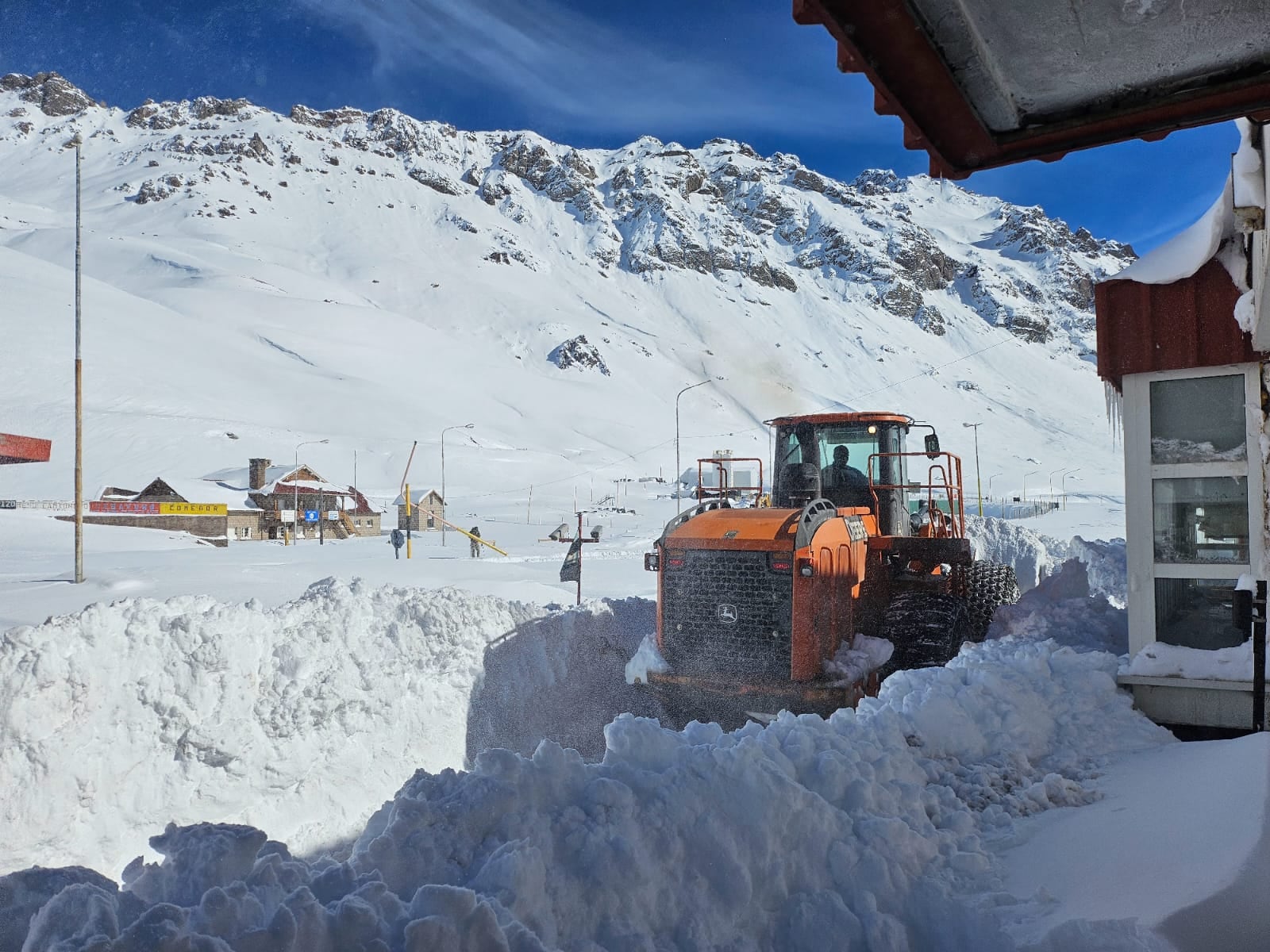 Tareas para despejar la nieve acumulada en el paso Cristo Redentor (Prensa Gendarmería)