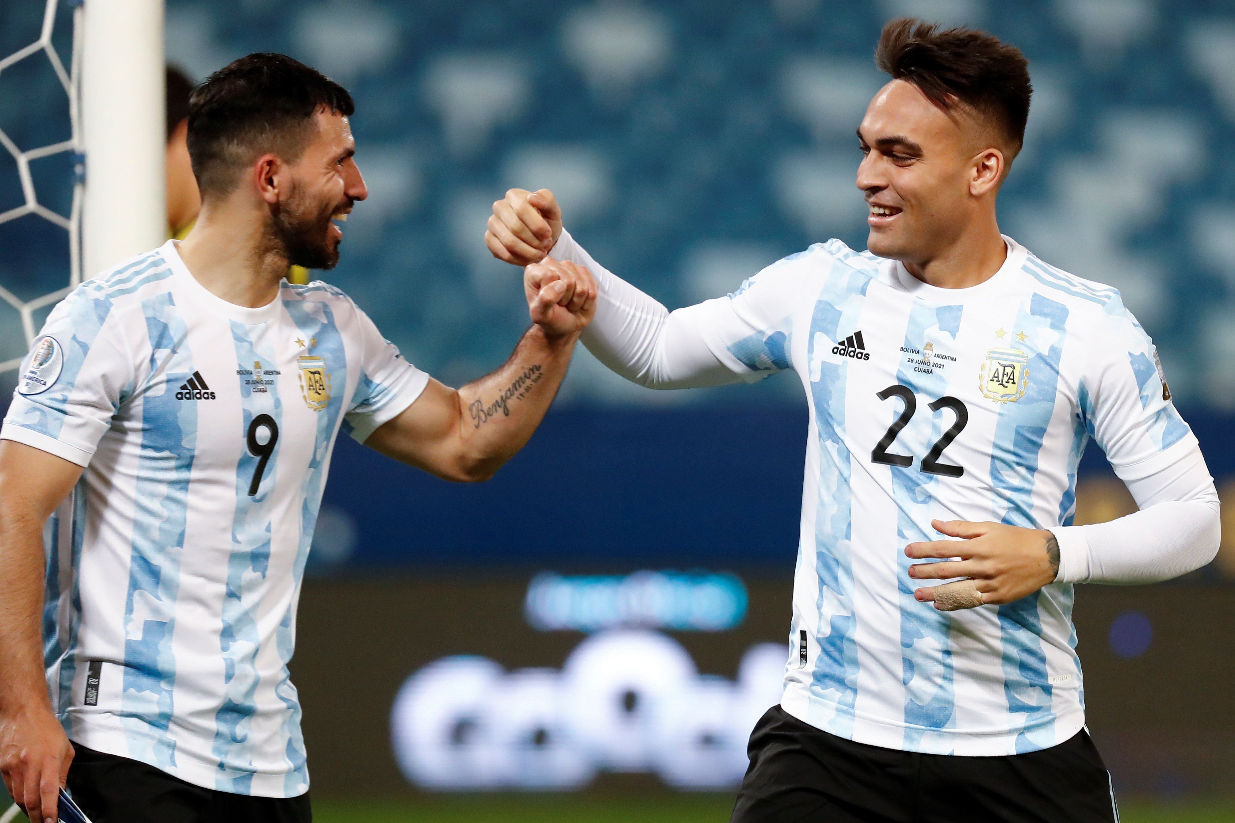 El festejo de gol entre Sergio Agüero y Lautaro Martínez.