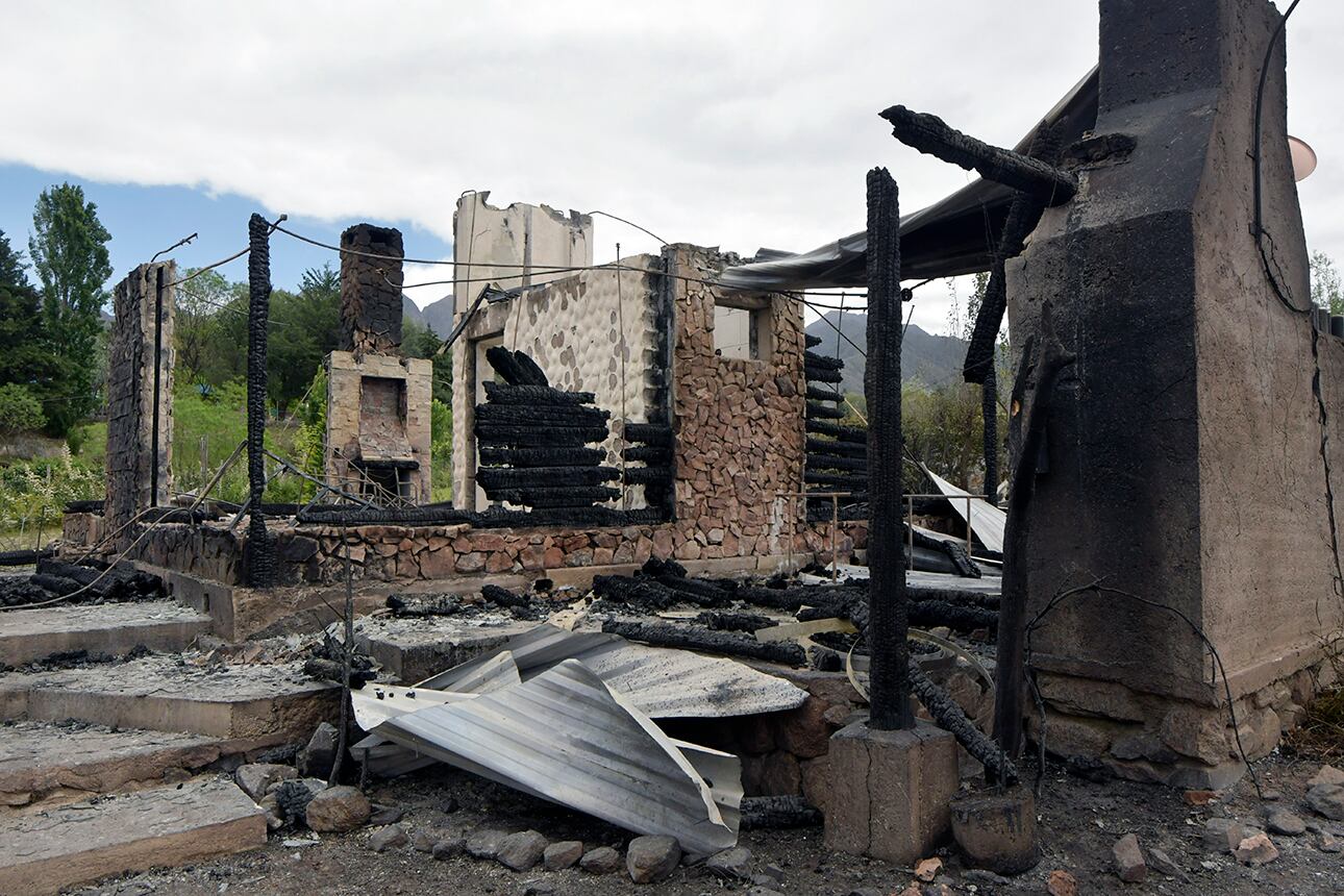 fin de semana crítico y catastrófico -con el viento Zonda se propagaron distintos focos de incendio que consumieron a unas 2.500 hectáreas en el piedemonte de Luján de Cuyo
vivienda totalmente quemada en Portal Suizo

Foto: Orlando Pelichotti