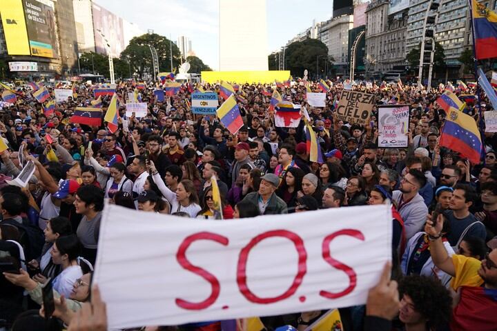 Decenas de venezolanos se reunieron en el Obelisco para sumarse a la masiva marcha de Caracas. - Gentileza/Clarín