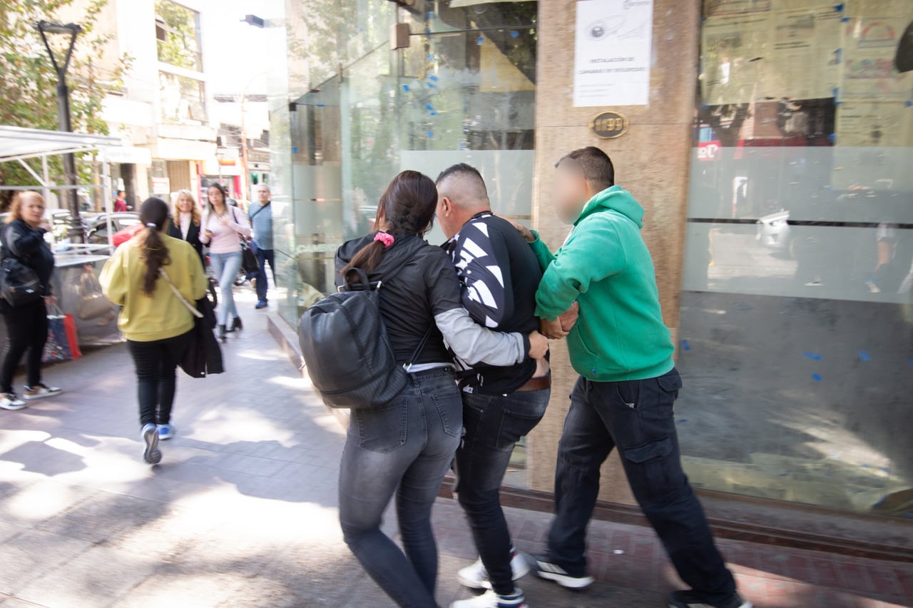 Allanamientos en la Galería Tonsa, por lavado de dinero, compra venta de dólares, droga y oro.

Foto: Ignacio Blanco / Los Andes 