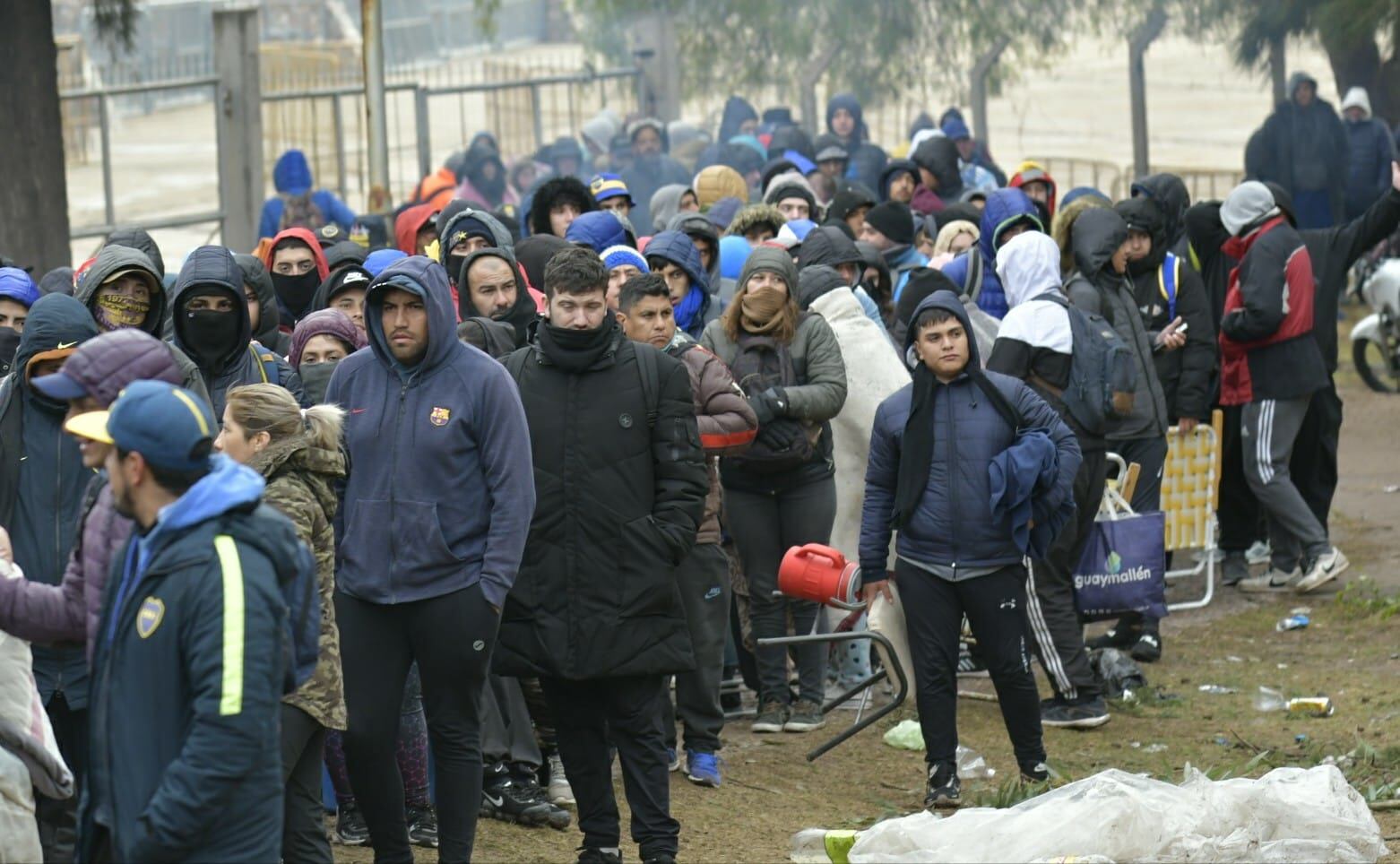 Godoy Cruz-Boca: los hinchas “neutrales” coparon el Malvinas para conseguir una entrada Foto: Orlando Pelichotti