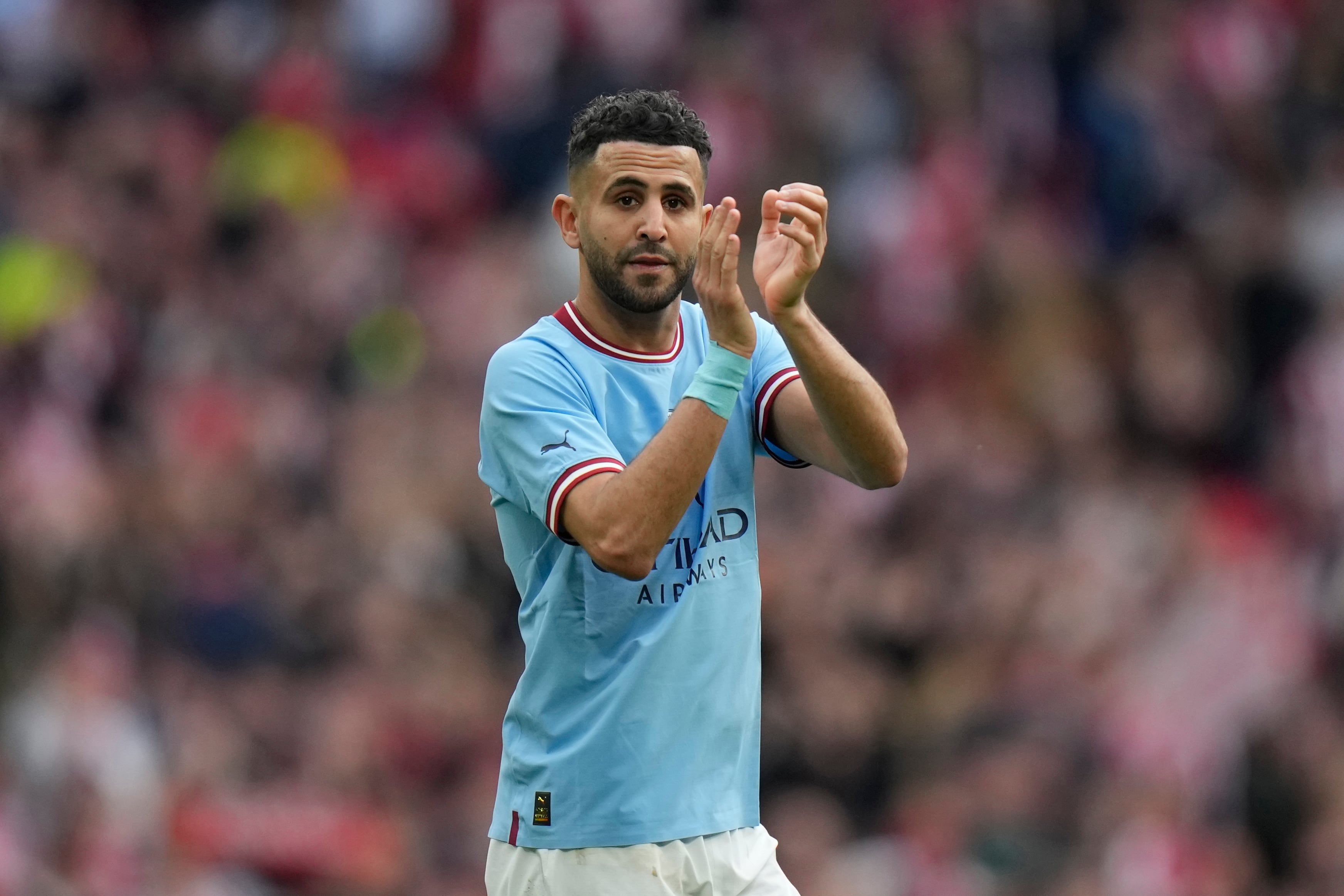 Riyad Mahrez del Manchester City aplaude frente a la afición tras el duelo de semifinales de la Copa FA ante el Sheffield United en el Estadio Wembley el sábado 22 de abril del 2023. El viernes 28 de julio del 2023, Mahrez firma con el Al-Ahli de Arabia Saudí. (AP Foto/Alastair Grant)