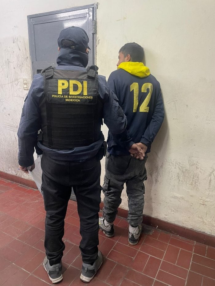 Uno de los sujetos detenidos en el barrio Campo Papa de Godoy Cruz. / Gentileza Ministerio de Seguridad y Justicia.