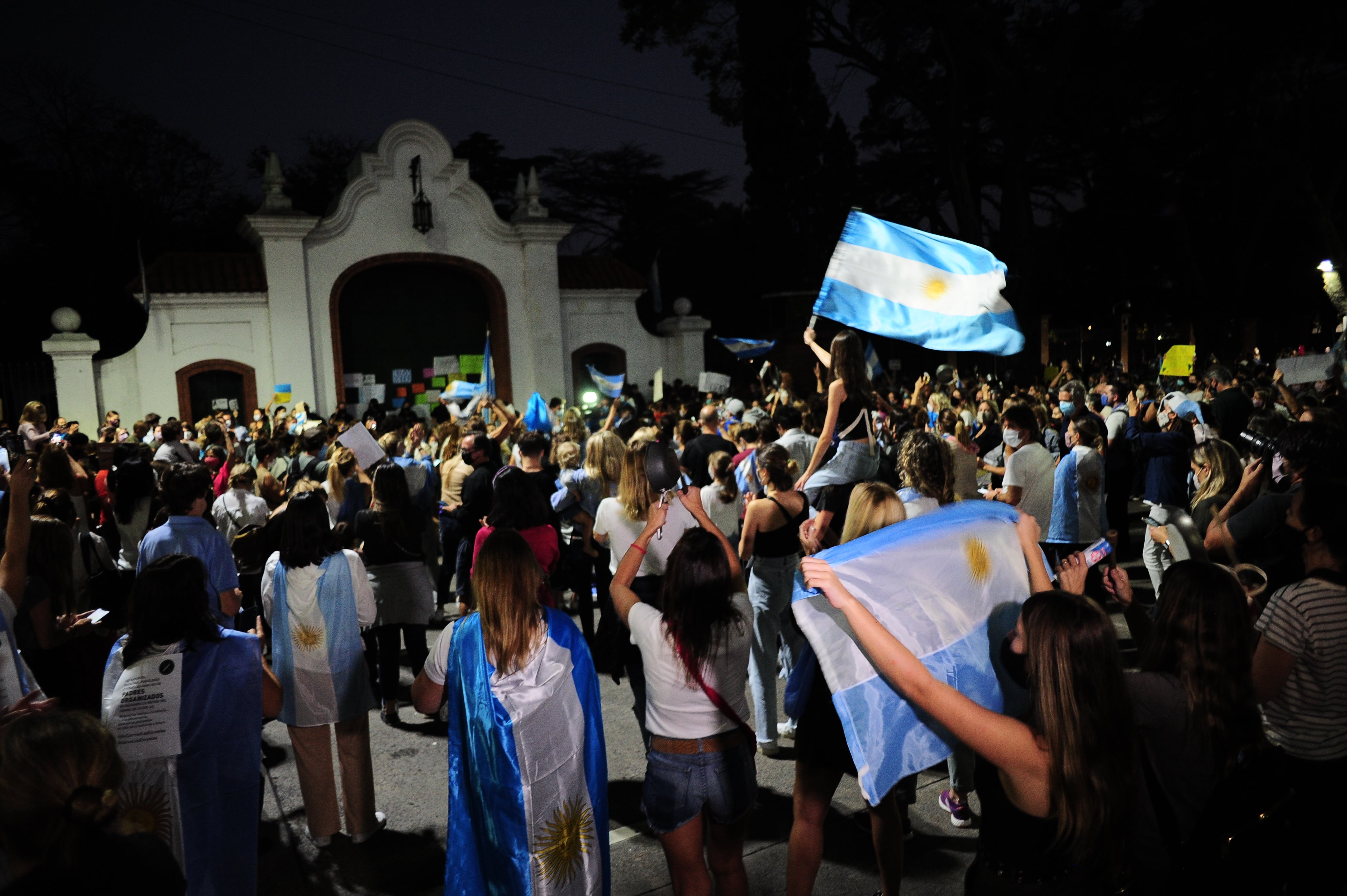 15 04 21
Cacerolazo frente a la quinta presidencial de Olivos, despues del anunciode ayer de Alberto Fernandez.
Foto Clarin