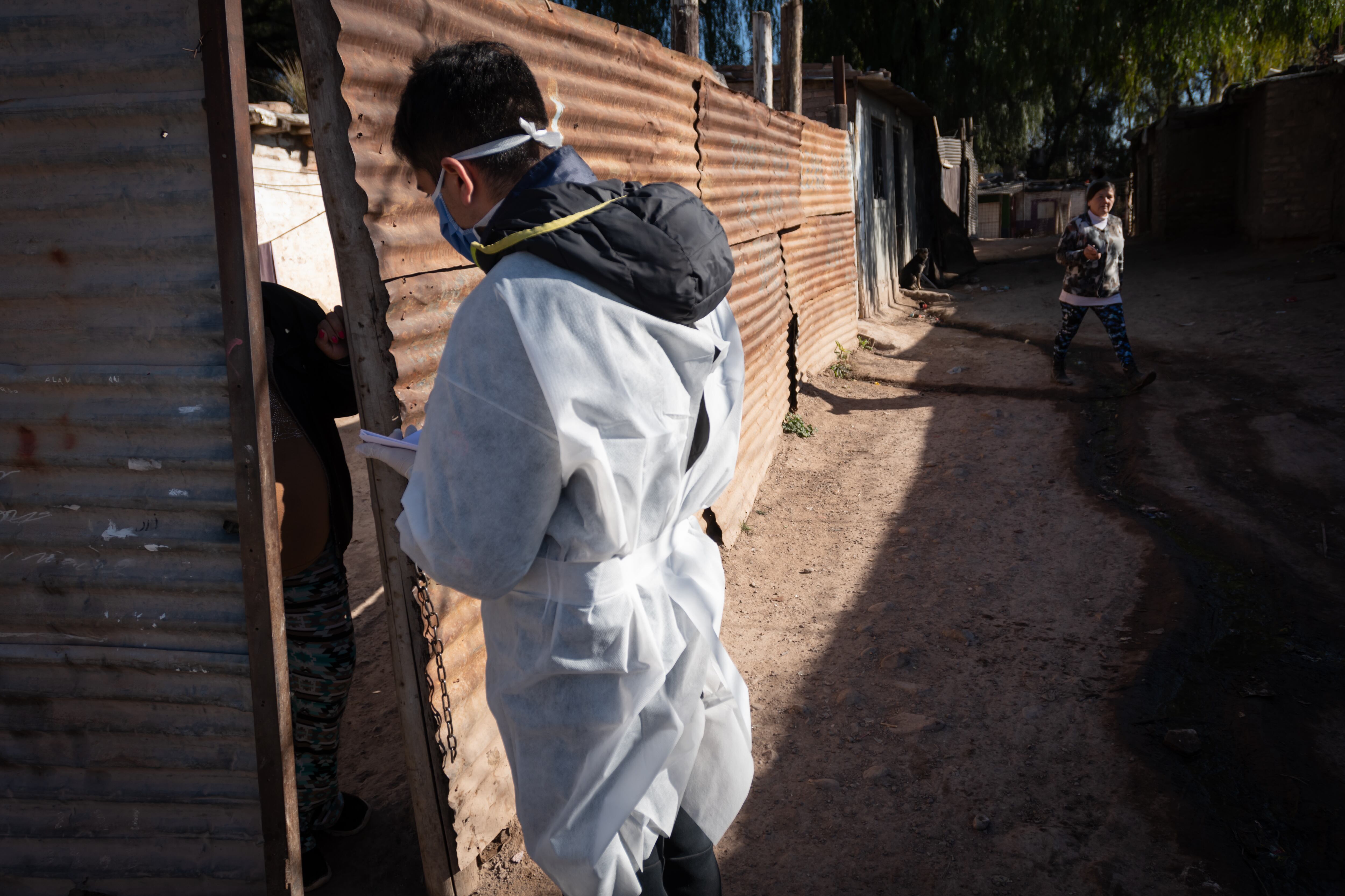 Por el aumento de casos positivos, son cada vez más intensos los operativos sanitarios en los barrios del Gran Mendoza.