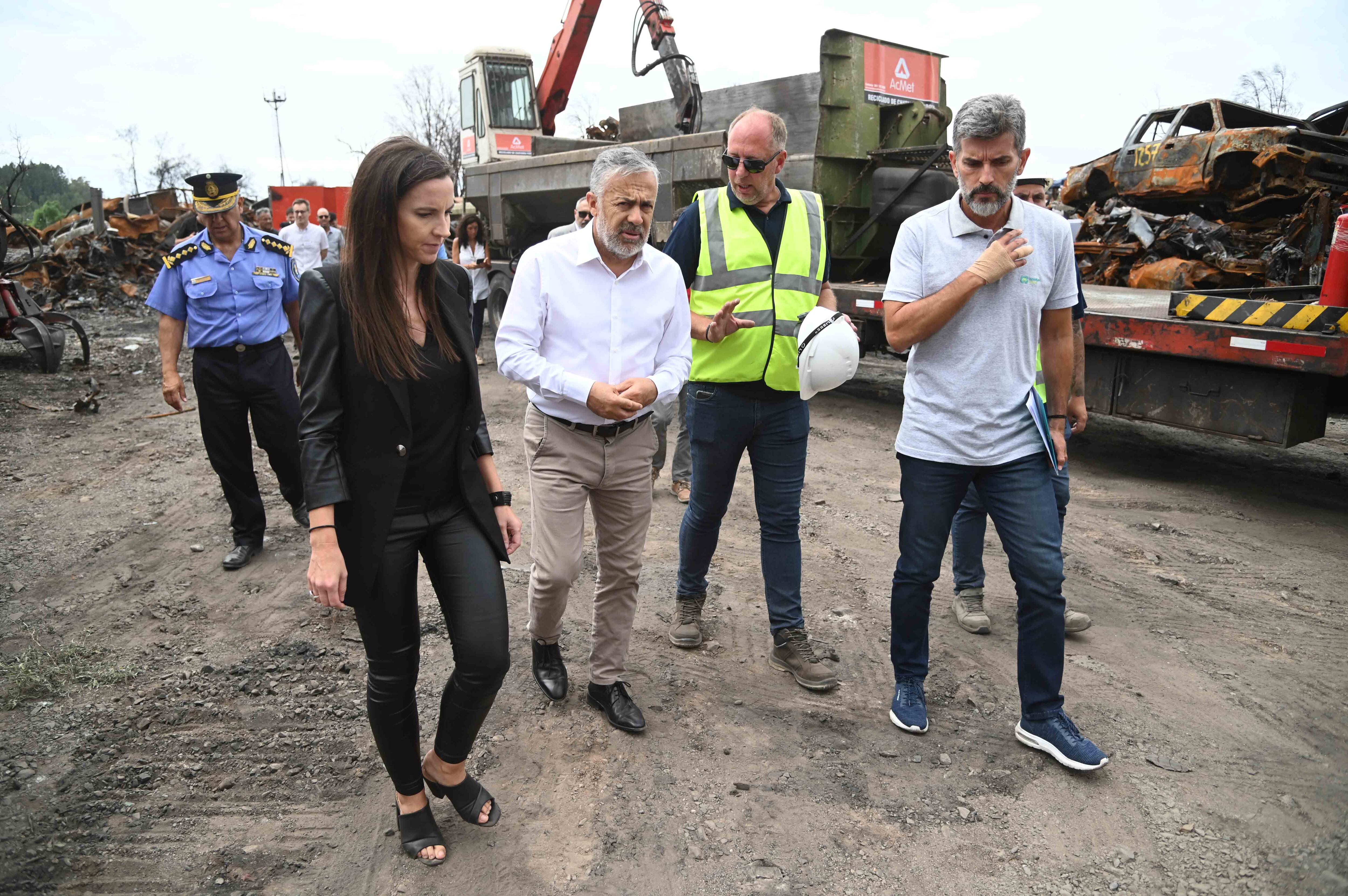 El gobernador Cornejo, la ministra Mercedes Rus y el intendente Ulpiano Suárez, recorrieron la compactación de vehículos en la Playa San Agustín. Foto: Prensa Mendoza