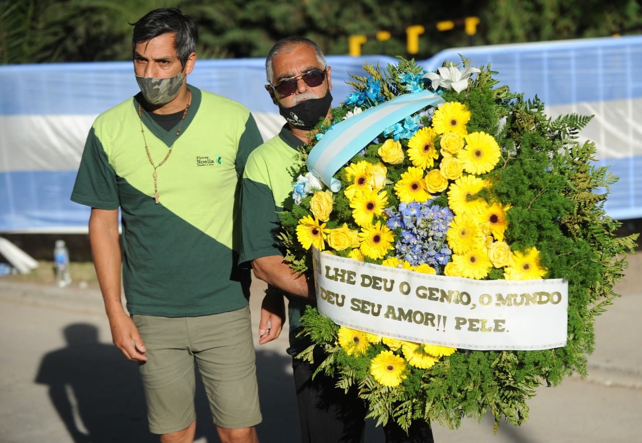 Pelé envió una corona para despedir a Diego Maradona. 