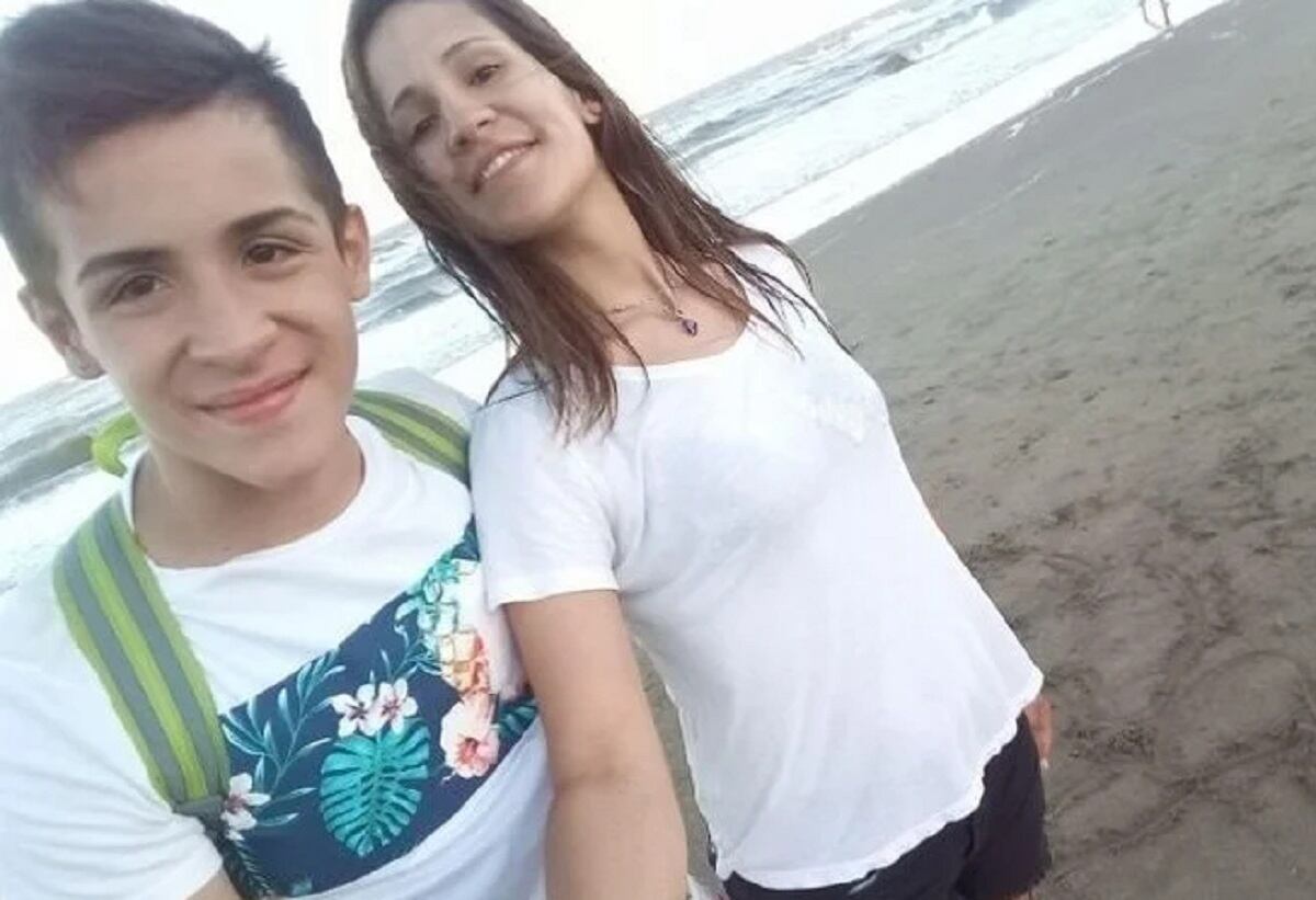 Andrea Godoy y su hijo Gonzalo (17), a quien no pudo despedir por las restricciones de la pandemia en 2020 (Clarín)