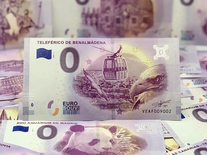 Algunos modelos de billetes de 0 euros que son furor entre los turistas y coleccionistas.