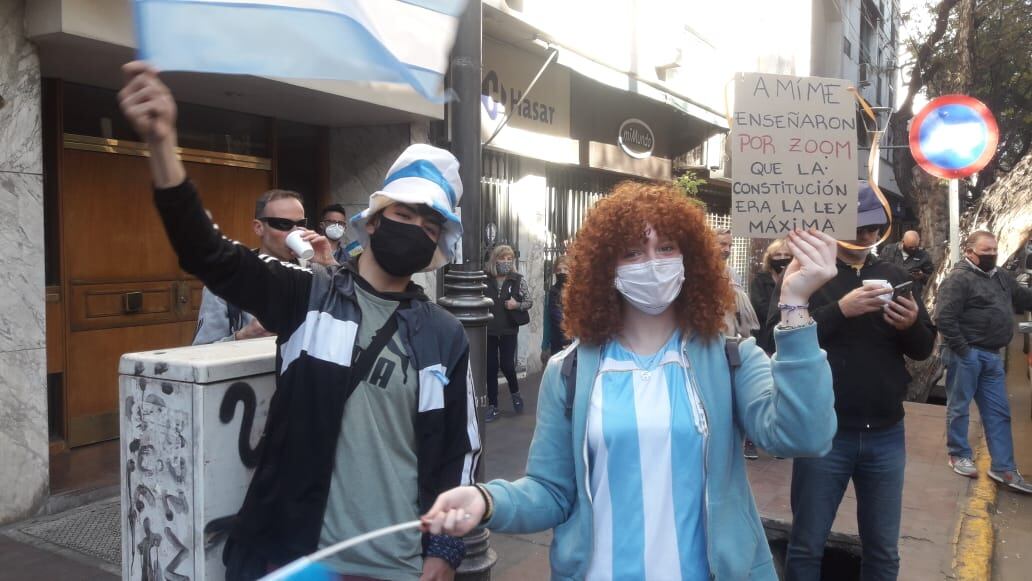 La cita fue en Peatonal y San Martín, y la convocatoria se efectuó para realizar un “Banderazo, Ruidazo y Bocinazo” con el objetivo de que terminen las restricciones.