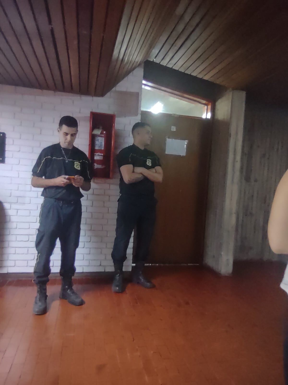 Dos agentes de seguridad privada acompañaron a Llano a la Facultad de Ciencias Políticas y Sociales de la UNCuyo. Foto: Gentileza