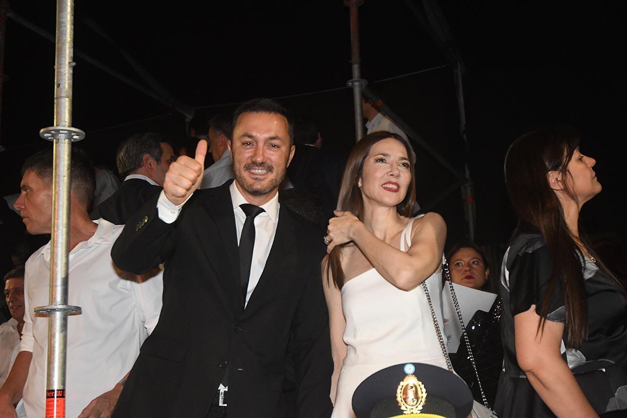 Vía Blanca de la Reinas, Vendimia 2023,  por el centro de la Ciudad de Mendoza
Luis Petri junto a su novia  la periodista Cristina Perez en el palco Oficial
Foto: José Gutierrez  / Los Andes