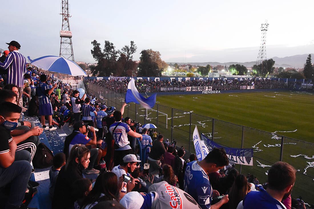 Después de una larga caravana que recorrió el departamento los hinchas llegaron al estadio.