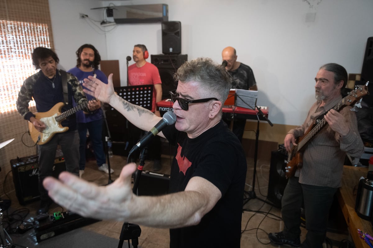 Después de 25 años la banda vuelven a tocar en el Teatro Plaza de Godoy Cruz en homenaje a Mario Mátar. Foto Ignacio Blanco / Los Andes