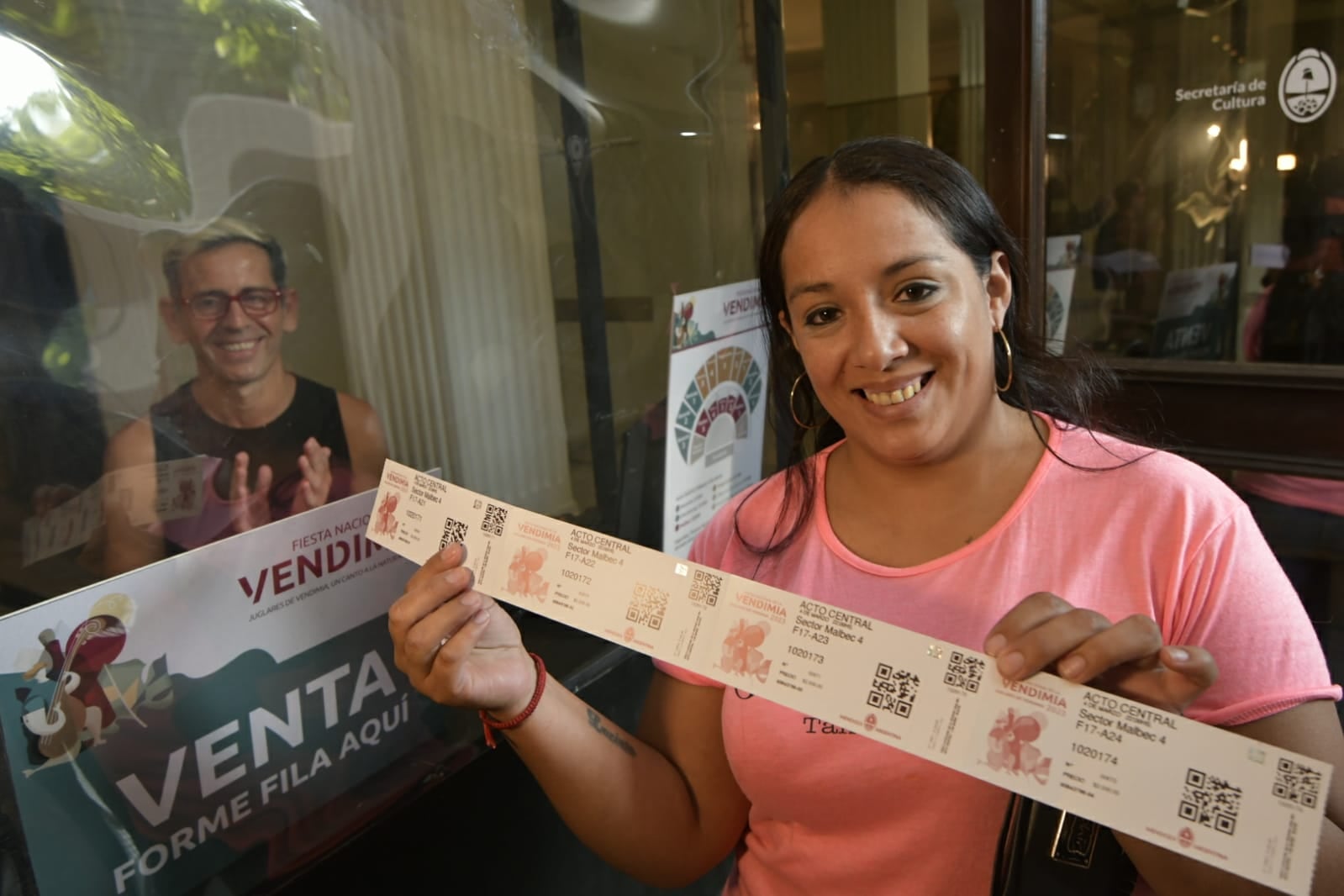 Gimena Dhuil fue la primera persona en comprar entrada remanente para la Vendimia. Llegó al teatro Independencia a las 23 del martes. (Orlando Pelichotti / Los Andes)