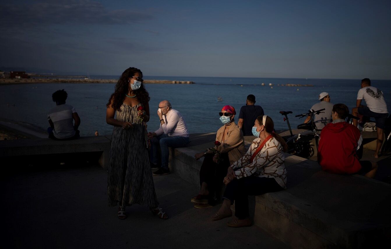 España reabre sus fronteras. En la foto, personas disfrutan del paisaje de Barcelona. - 