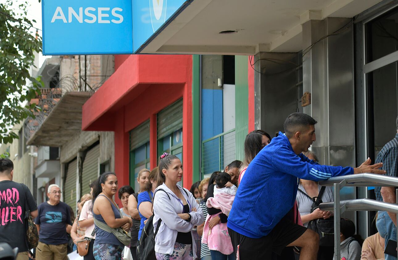 Buenas noticias de Anses: quiénes cobran más de $81.000 en forma automática y cómo acceder - Foto: Orlando Pelichotti / Los Andes